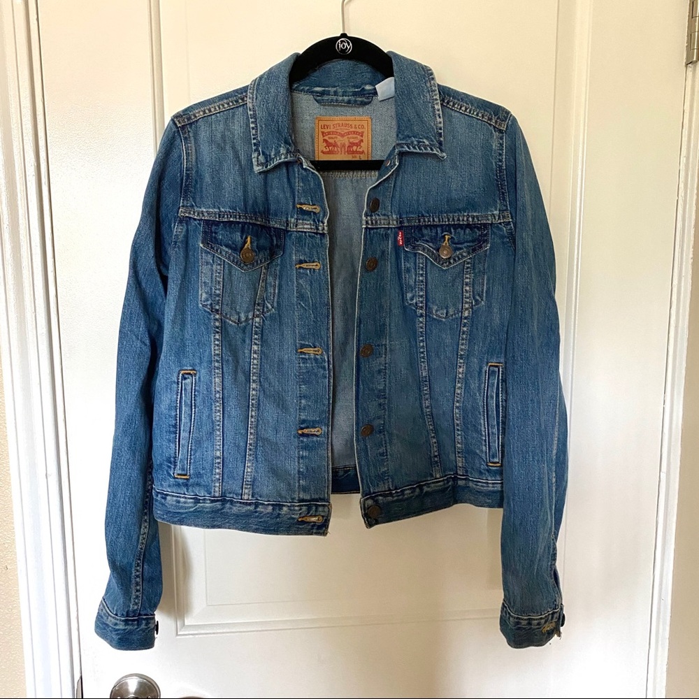 Medium Wash Levi’s Denim Jacket